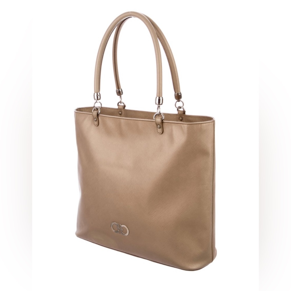 Salvatore Ferragamo Tote beige bag. Leather good. Original. Comes with dust bag.